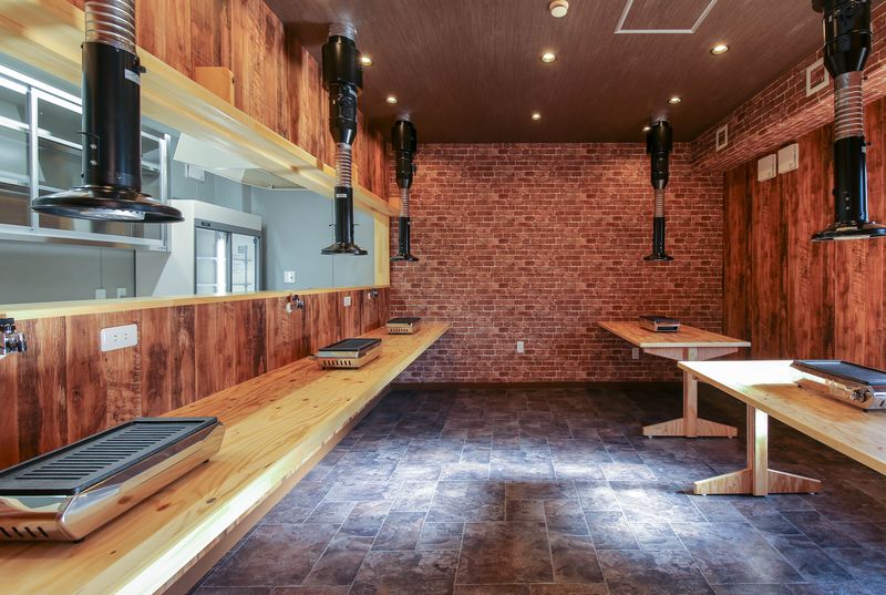 京田辺市の焼肉店「2926（ニクジロー）」様の施工例：カウンター席とテーブル席、無煙ロースター