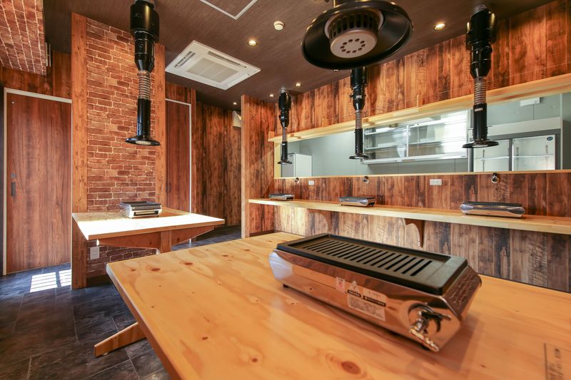 京田辺市の焼肉店「2926（ニクジロー）」様の施工例：厨房が見えるカウンターとテーブル席