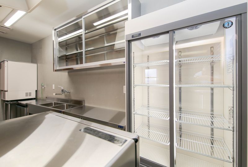 京田辺市の焼肉店「2926（ニクジロー）」様の施工例：ステンレスの厨房設備と業務用冷蔵庫